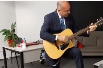 Хитово видео след изборната победа: Румен Радев пее и свири на китара (ВИДЕО)